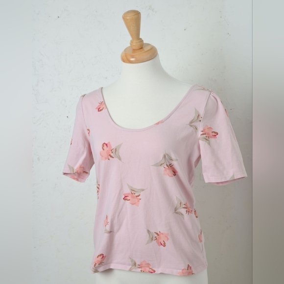 RW&CO | Pastel pink flower wide neck cross back women's short sleeve shirt - Picture 11 of 11